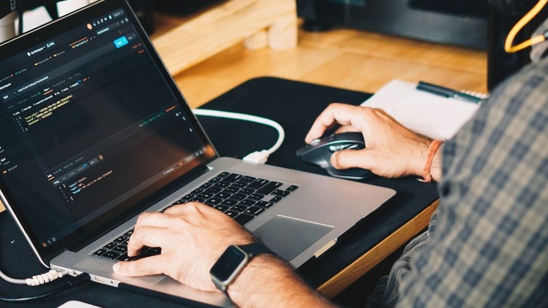 /how-i-received-3-front-end-engineer-offers-in-a-tough-market-as-a-non-cs-graduate feature image