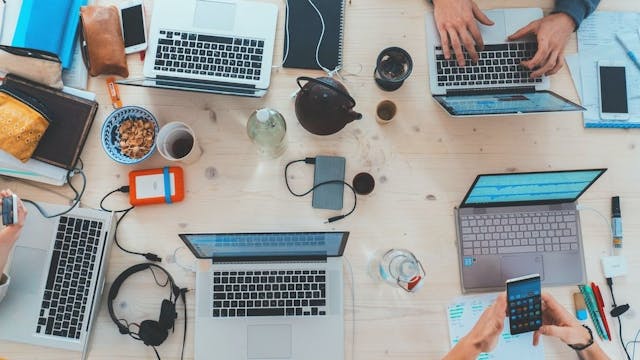 /breaking-barriers-how-3-startups-used-outsourcing-to-fuel-their-growth-stories-with-numbers feature image