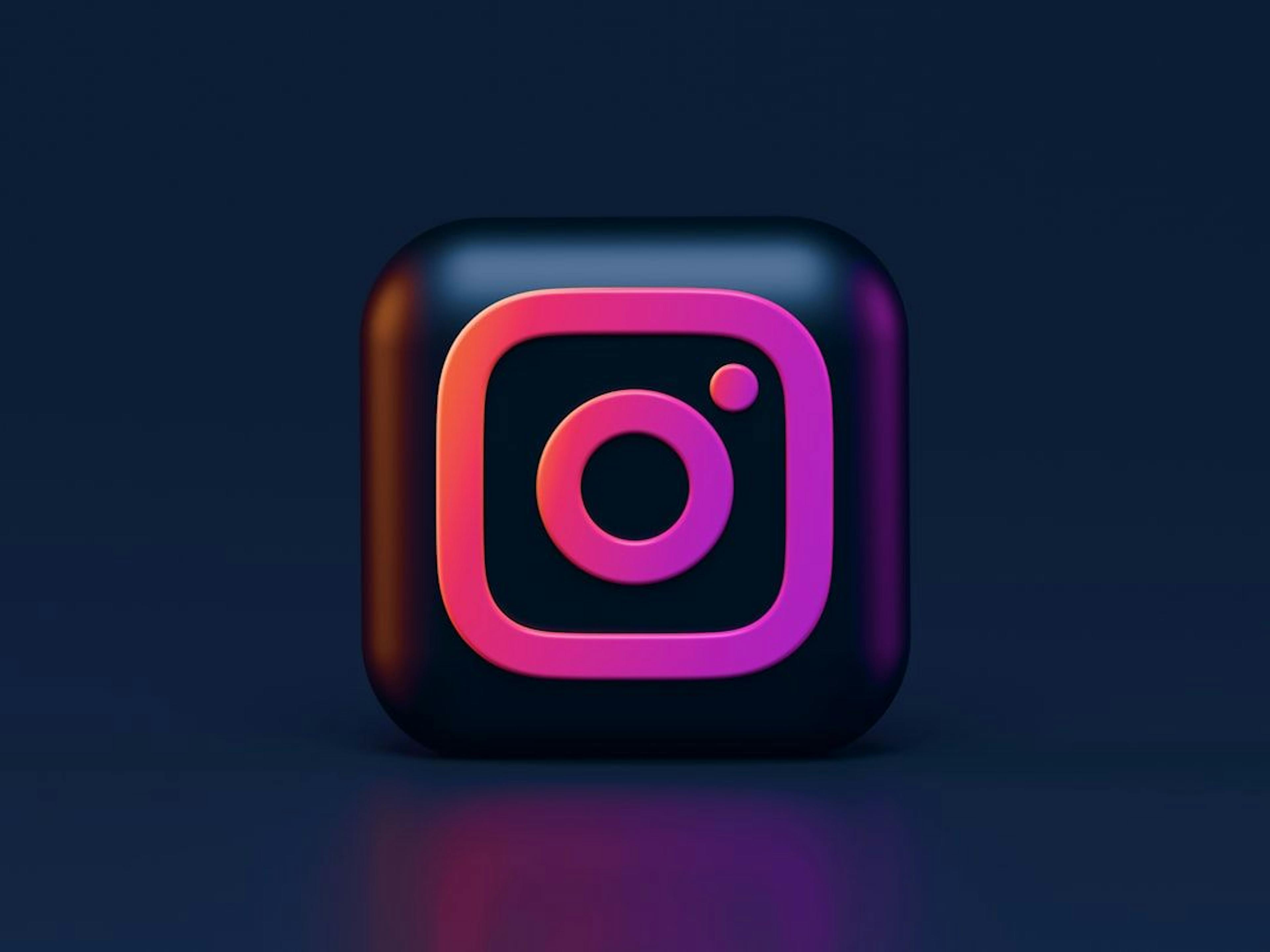 featured image - How To Create An Effective Instagram Story Ad
