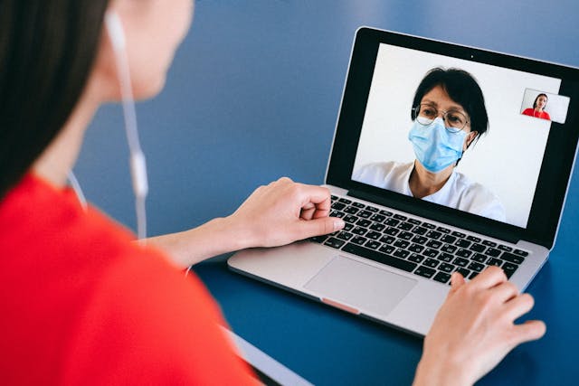 /5-tech-trends-in-healthcare-and-medical-app-development-9u2t3586 feature image