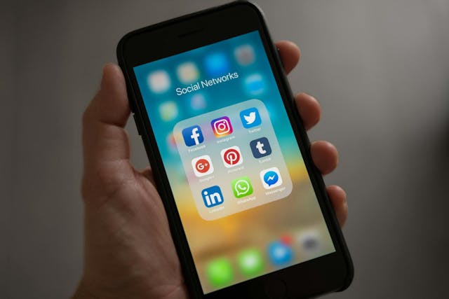 /why-we-cant-put-down-our-phones-the-psychological-barriers-to-reducing-screen-time feature image