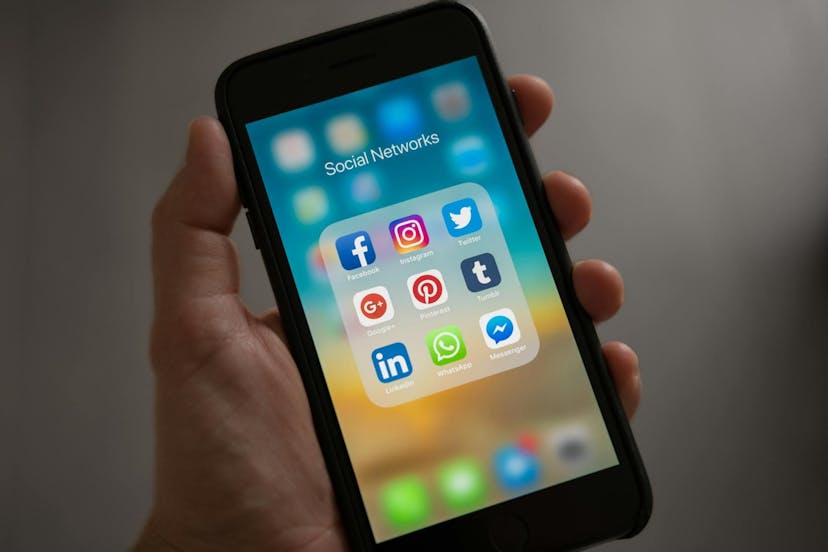 /why-we-cant-put-down-our-phones-the-psychological-barriers-to-reducing-screen-time feature image