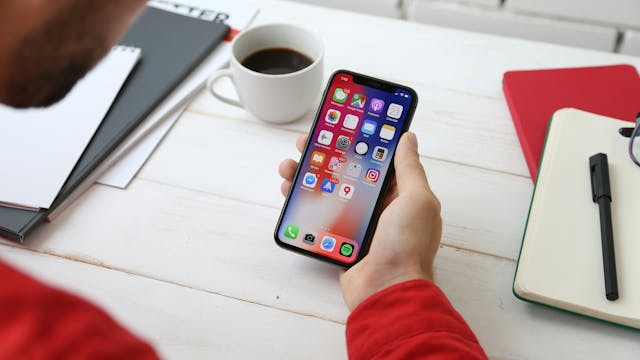 /implement-free-trials-in-your-app-with-storekit-2-a-step-by-step-guide feature image