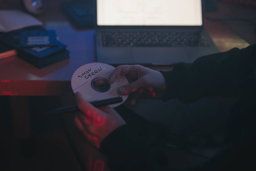/we-are-surprisingly-unaware-of-the-risks-of-illegal-streaming feature image