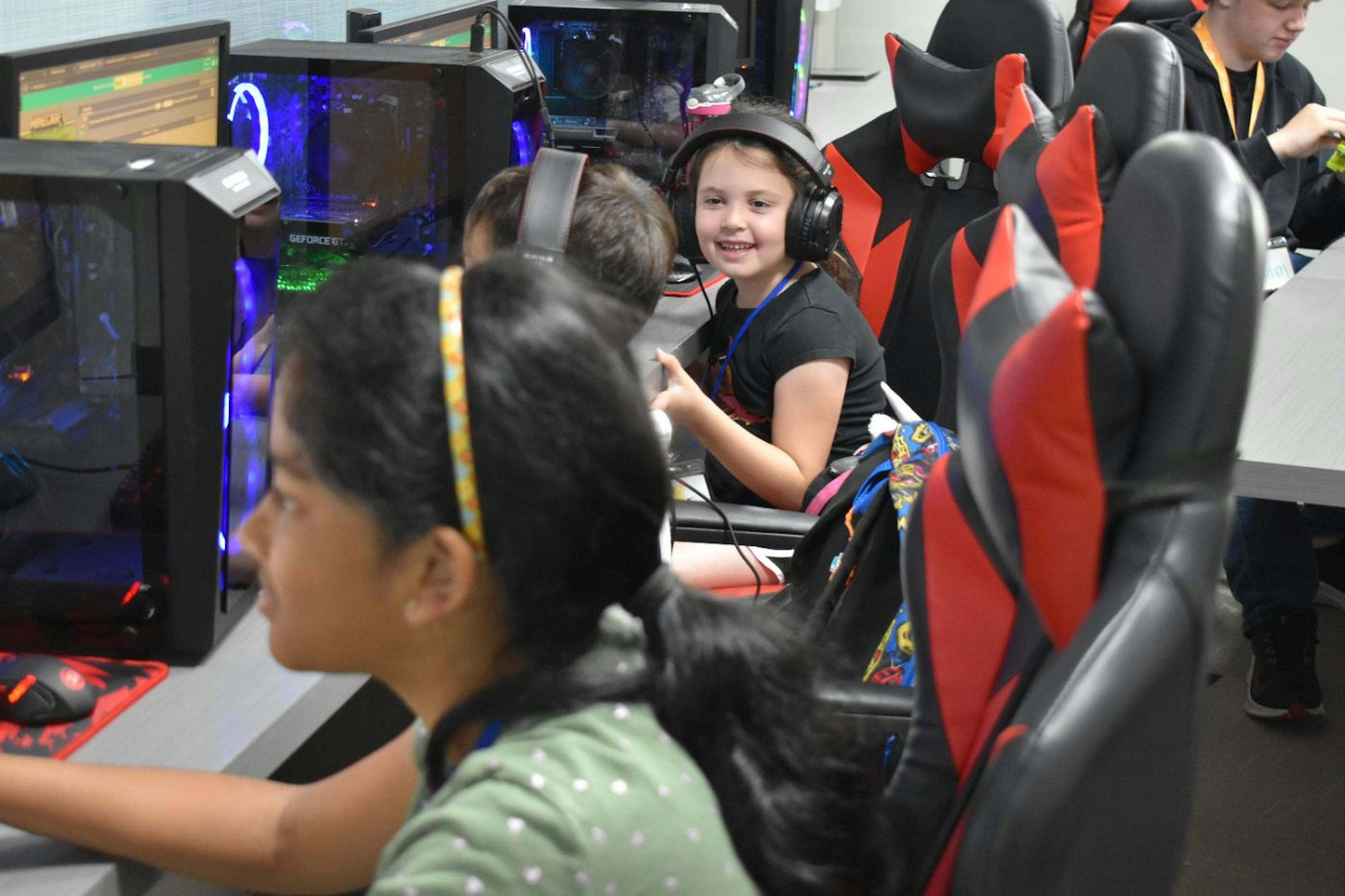 featured image - What Parents Need to Know to Teach Their Kids to Code