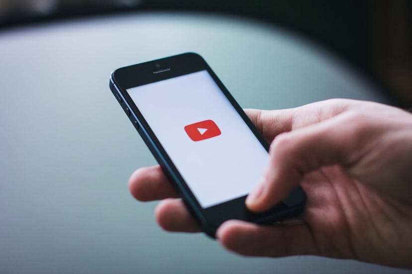 /a-guide-to-embedding-and-playing-youtube-videos-in-react-native-apps-ef4y3308 feature image