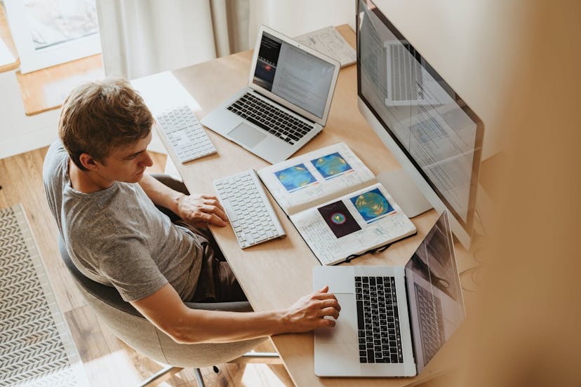 /5-best-online-information-technology-courses-to-grow-your-tech-career-tu2v37nh feature image