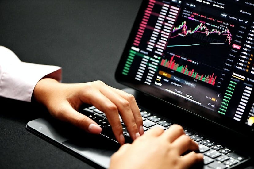/an-intro-to-shitcoins-for-beginner-crypto-traders-ba4h37df feature image