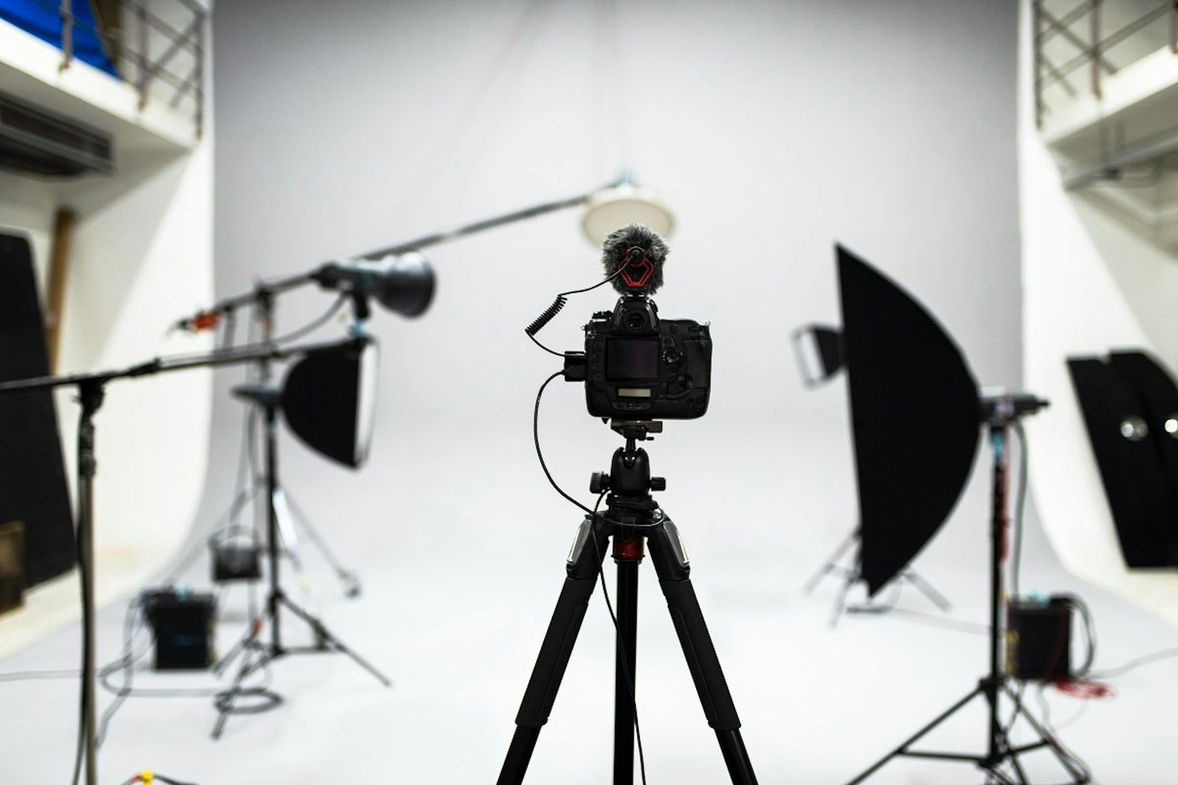 featured image - DIY-Studio-Setup: So produzieren Sie professionelle Unternehmensvideos von zu Hause aus