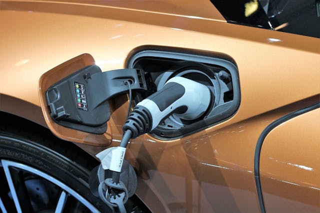 /3-ways-to-deal-with-old-and-drained-electric-vehicle-batteries feature image