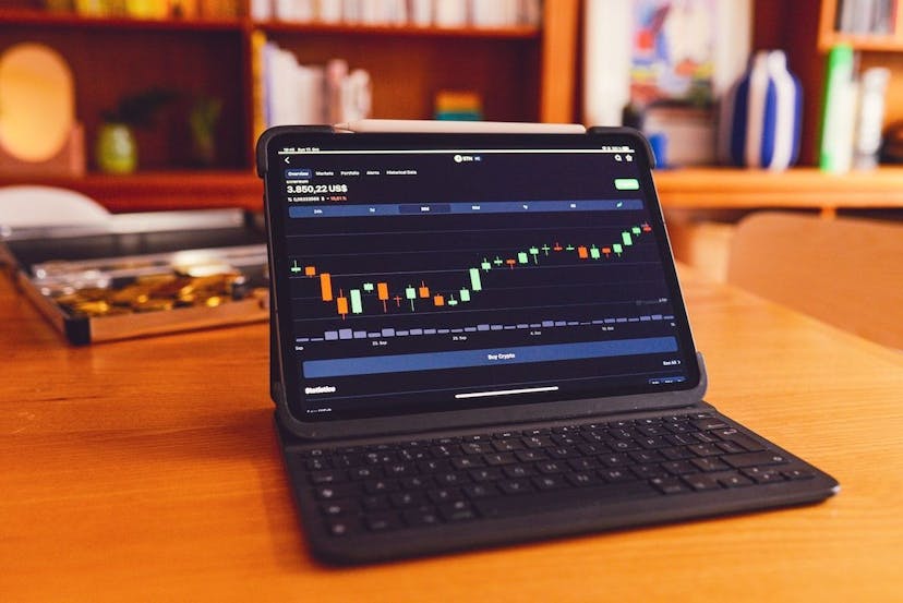 /crypto-trading-on-centralized-vs-decentralized-exchanges feature image