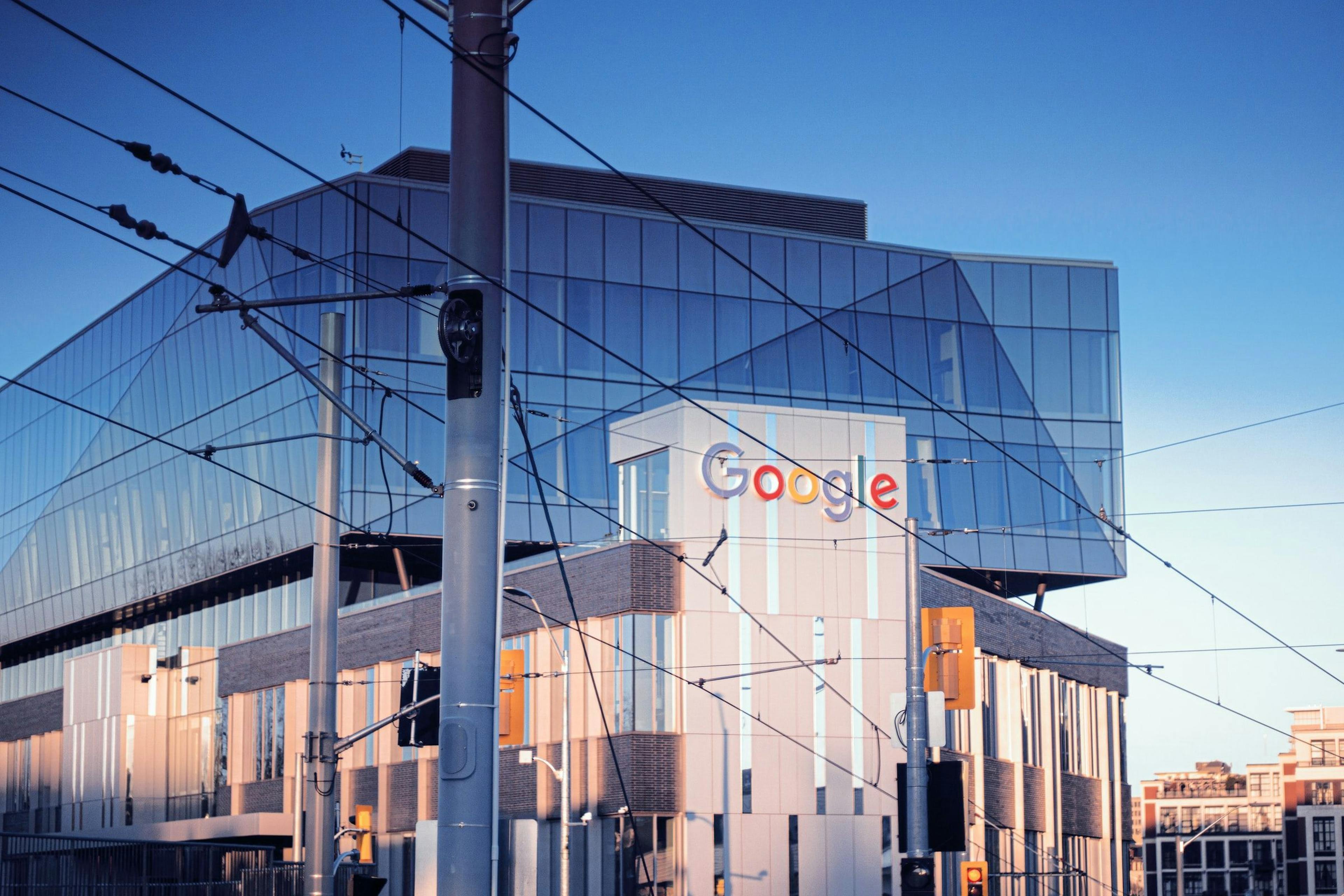 featured image - Nhân viên của Google Cân nhắc các Công việc Khác Sau các Kế hoạch Trở lại Văn phòng của Công ty