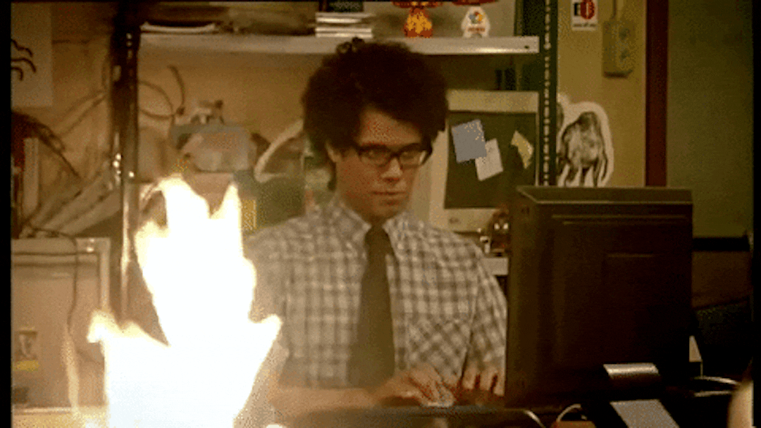 Um gif de um programador com um computador em chamas. Fonte: giphy.com