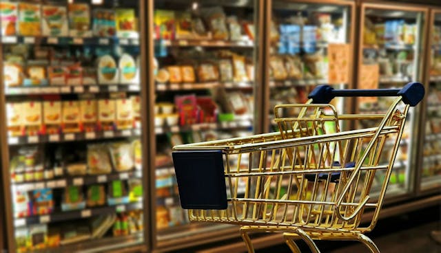 /how-to-use-technology-to-enhance-your-in-store-marketing-strategy-lx3233ym feature image