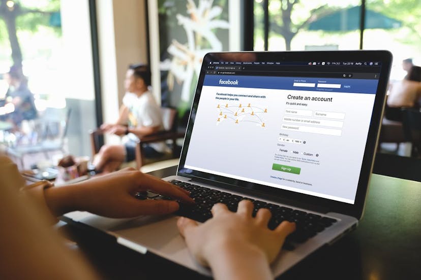 /view-someones-facebook-messages-without-knowing-their-password feature image