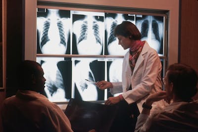 /de/Erstellen-Sie-Ihren-KI-Radiologen-–-eine-unterhaltsame-Anleitung-zum-Erstellen-eines-Lungenentzündungsdetektors-mit-VGG16 feature image