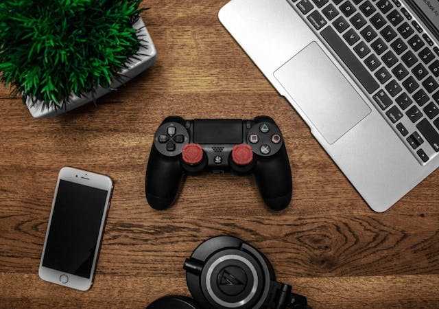 /7-things-to-gift-a-programmer-or-developer feature image