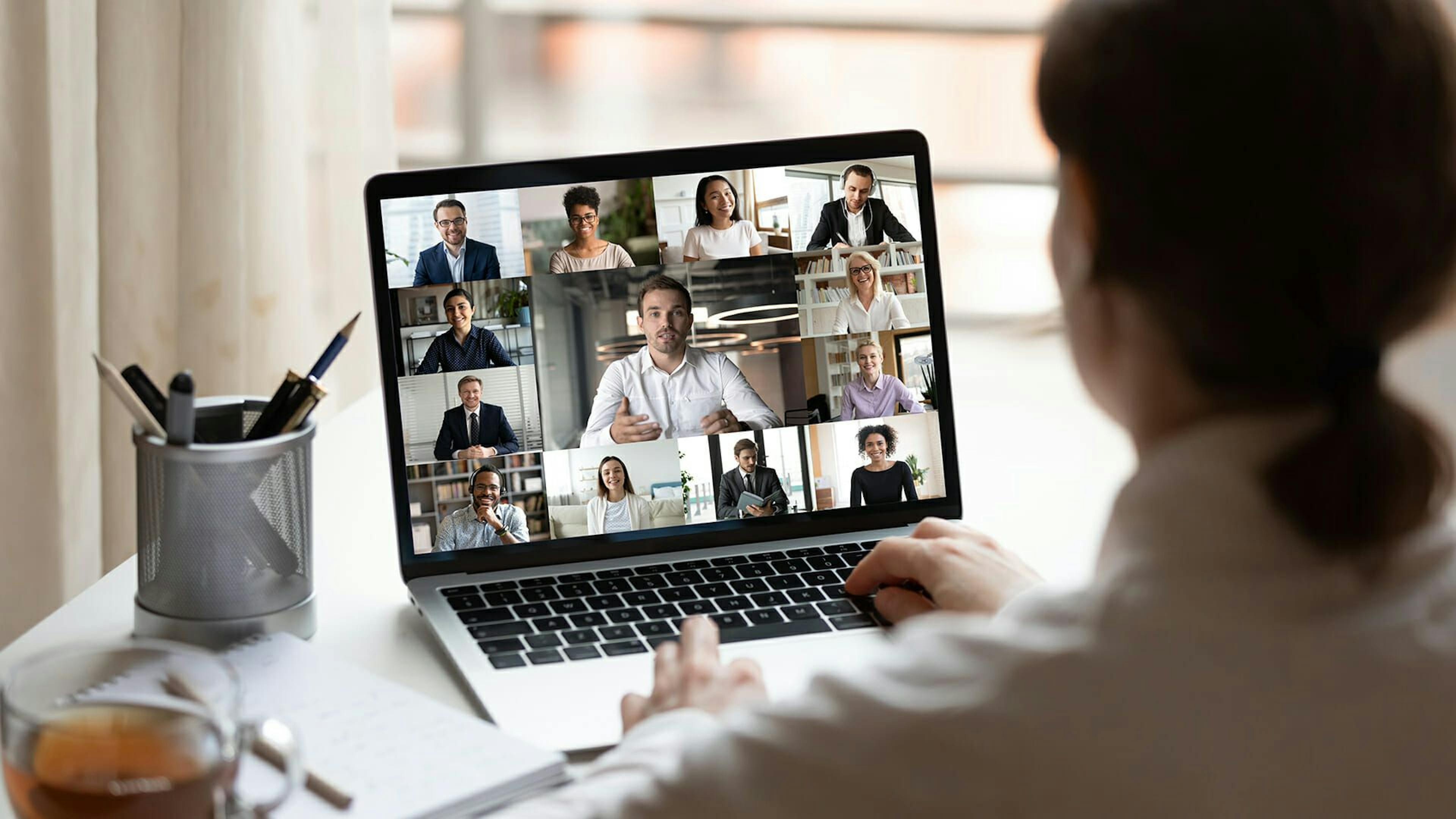 featured image - Virtual Corporate Events and Meetings as a New Trend in the HR Industry