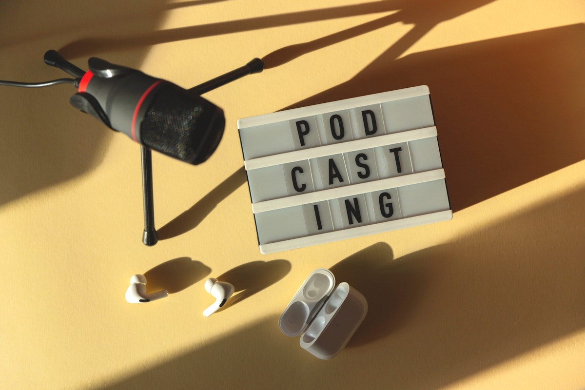 featured image - Narrative Podcast: 8 Steps to Create an Immersive Show 