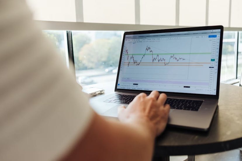 /how-to-safely-invest-in-binary-options feature image