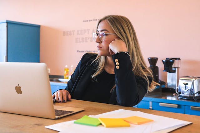 /explore-why-you-should-include-ai-in-your-recruitment-strategy feature image