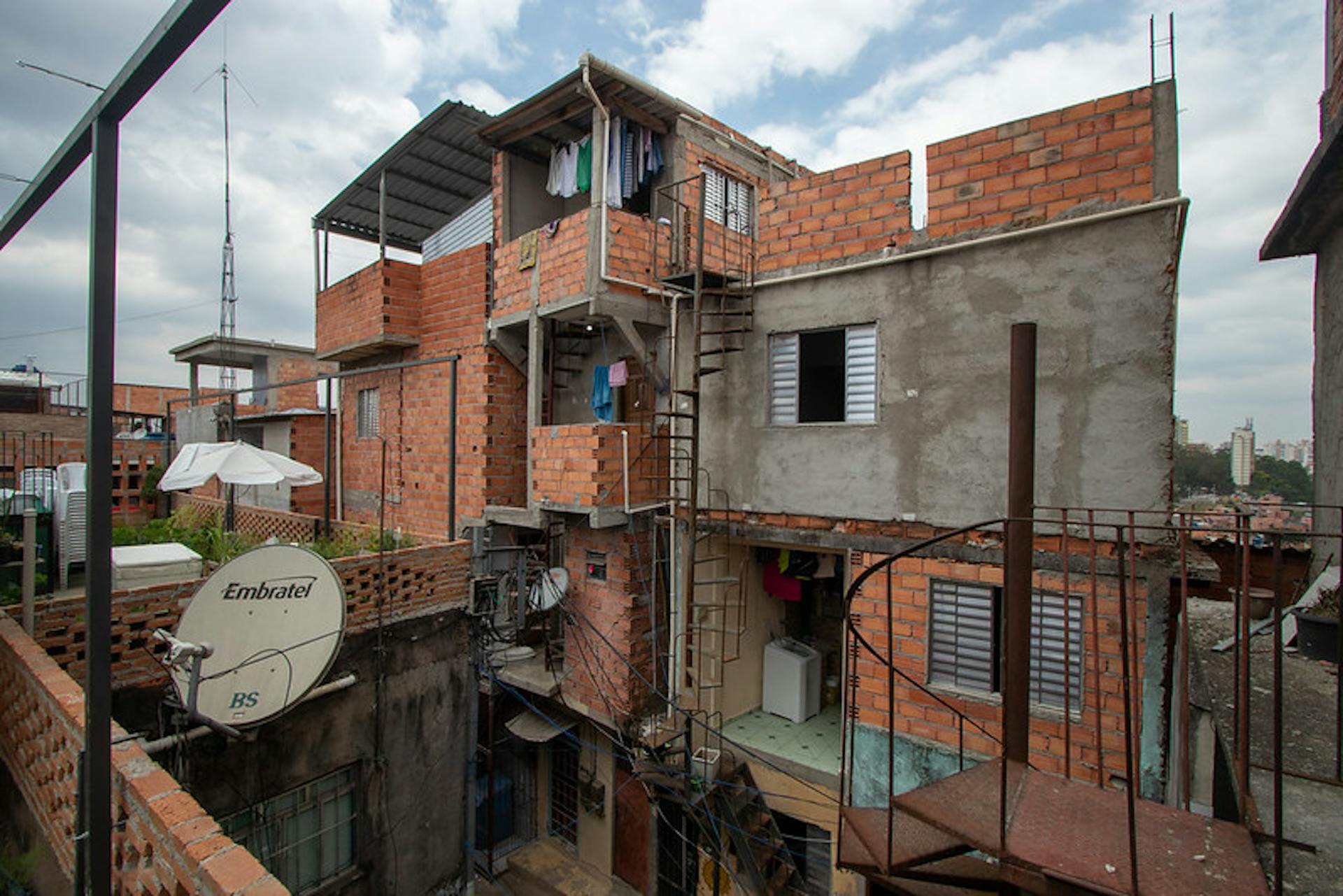 Paraisopolis favela, in São Paulo / (Léu Britto / Dicampana foto coletivo courtesy)