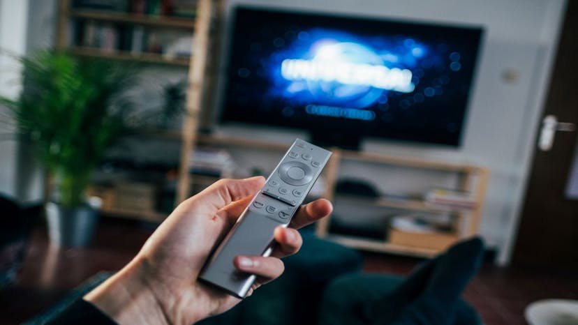 /6-ways-to-make-the-most-out-of-your-connected-tv-eyt37x4 feature image