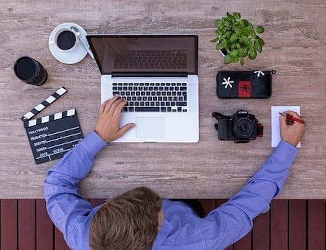 /top-10-ways-to-grow-your-linkedin-network-and-gain-stronger-connections feature image