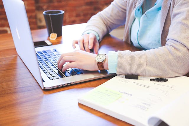 /5-easy-steps-to-name-your-startup-business-en2134jm feature image