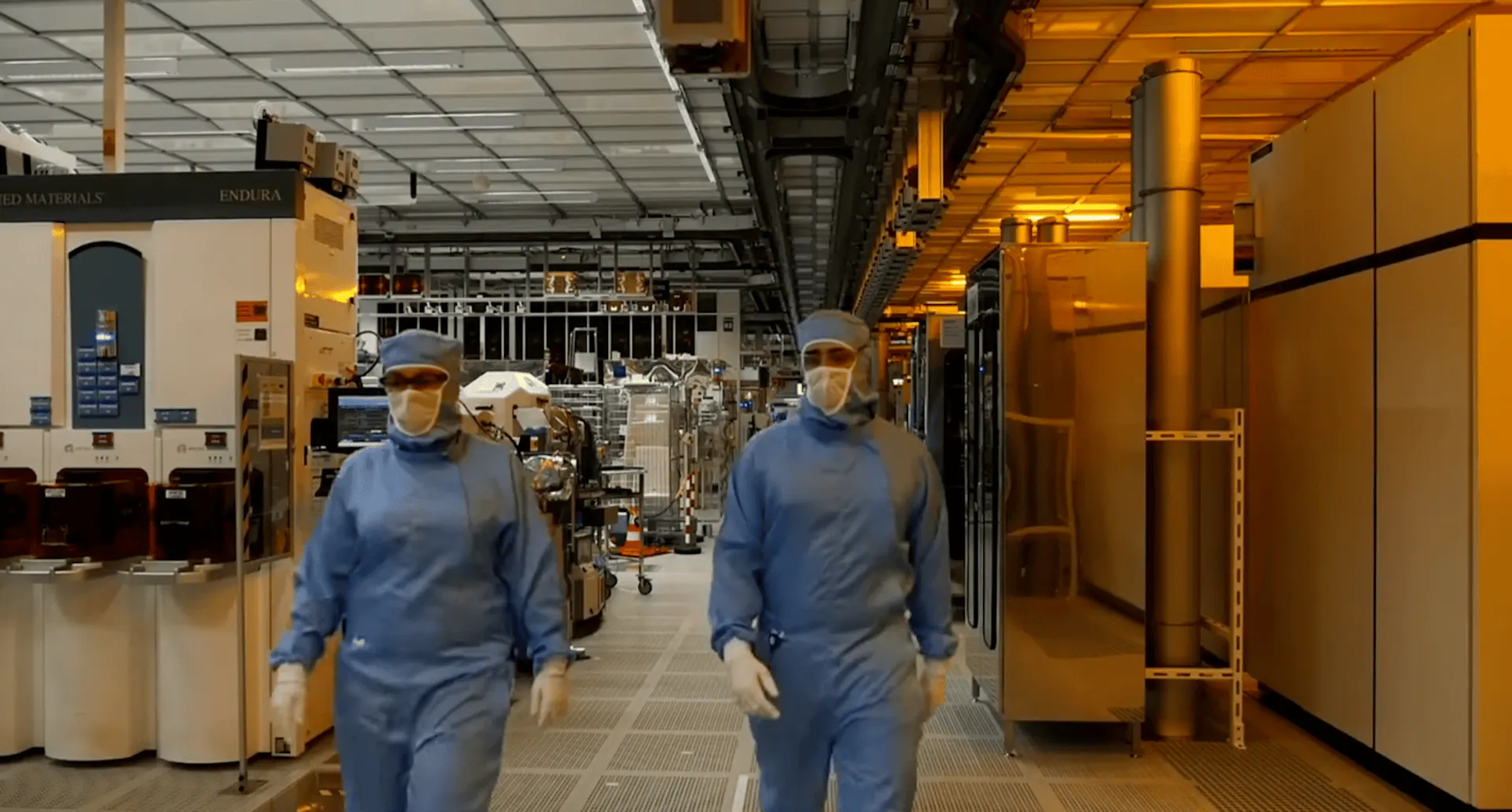  Inside a semiconductor fabrication facility. Image: STMicroelectronics / "Una tantum" / Wikimedia Commons (CC BY 3.0).