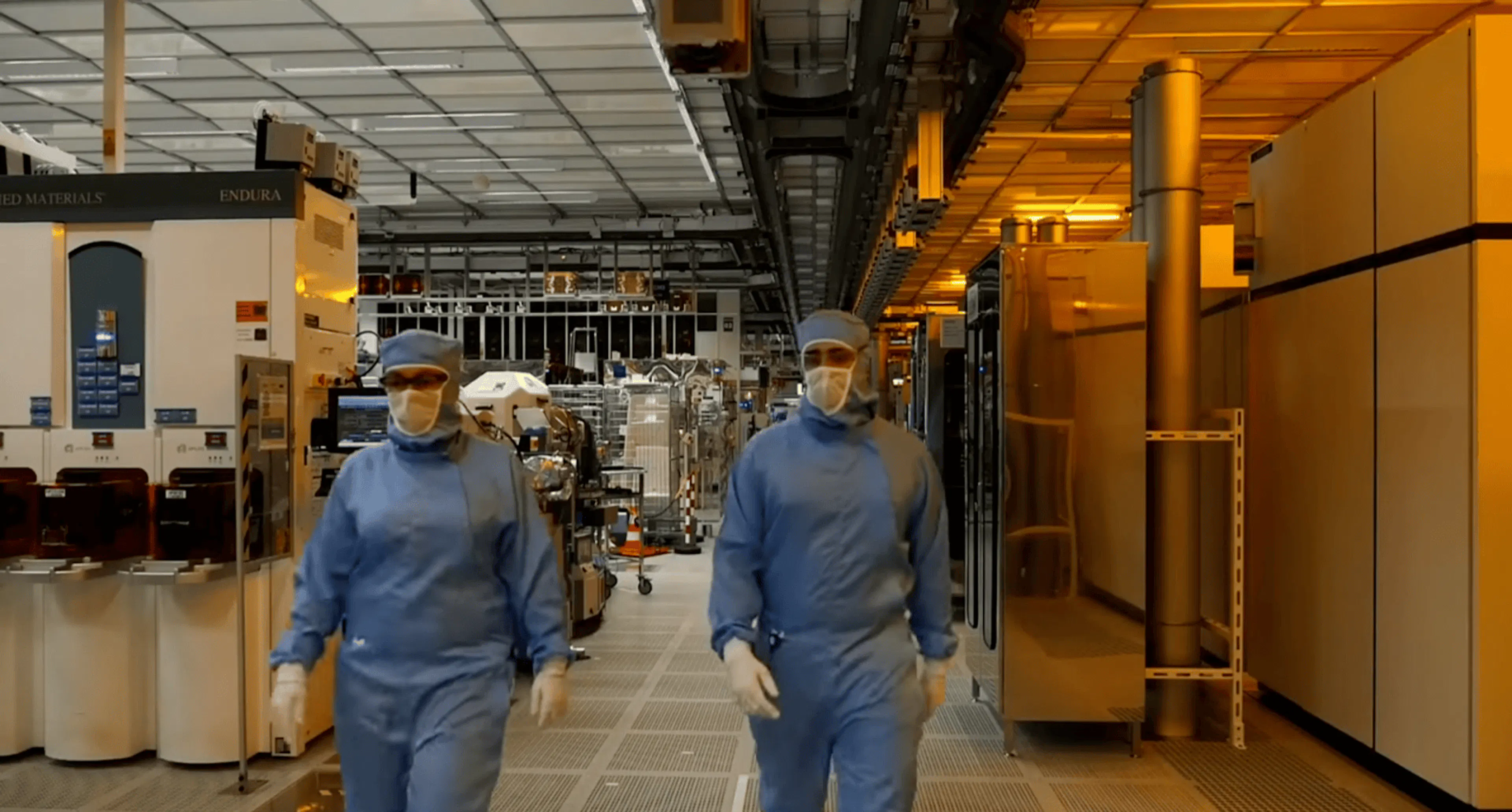  Inside a semiconductor fabrication facility. Image: STMicroelectronics / "Una tantum" / Wikimedia Commons (CC BY 3.0).
