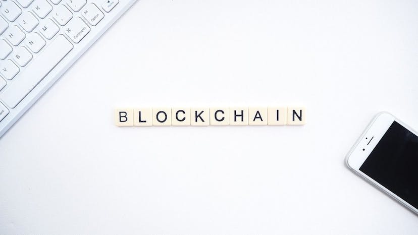 /the-integration-of-ai-in-blockchain-based-gambling-platforms feature image