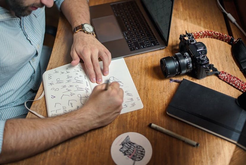 /7-super-easy-hacks-to-making-money-in-2023 feature image