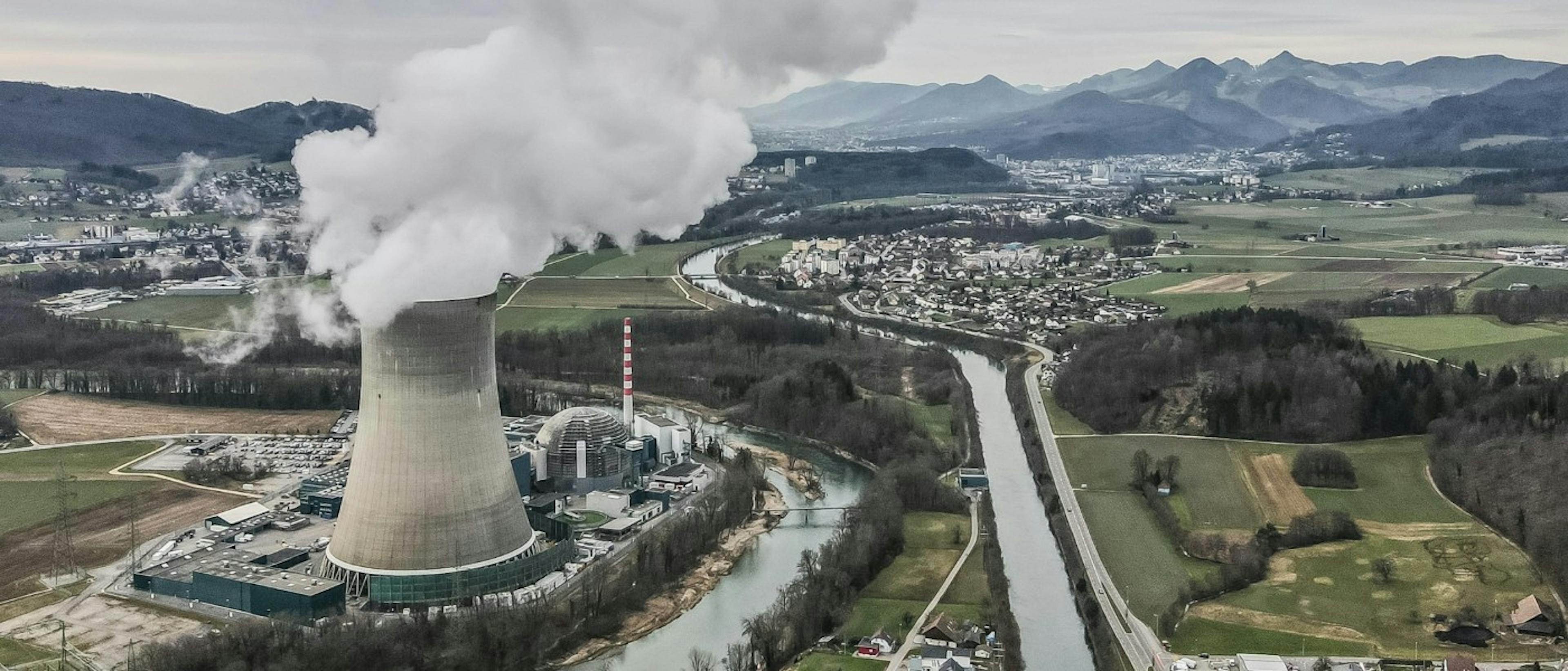 /is-it-risky-to-live-near-a-nuclear-power-plant feature image