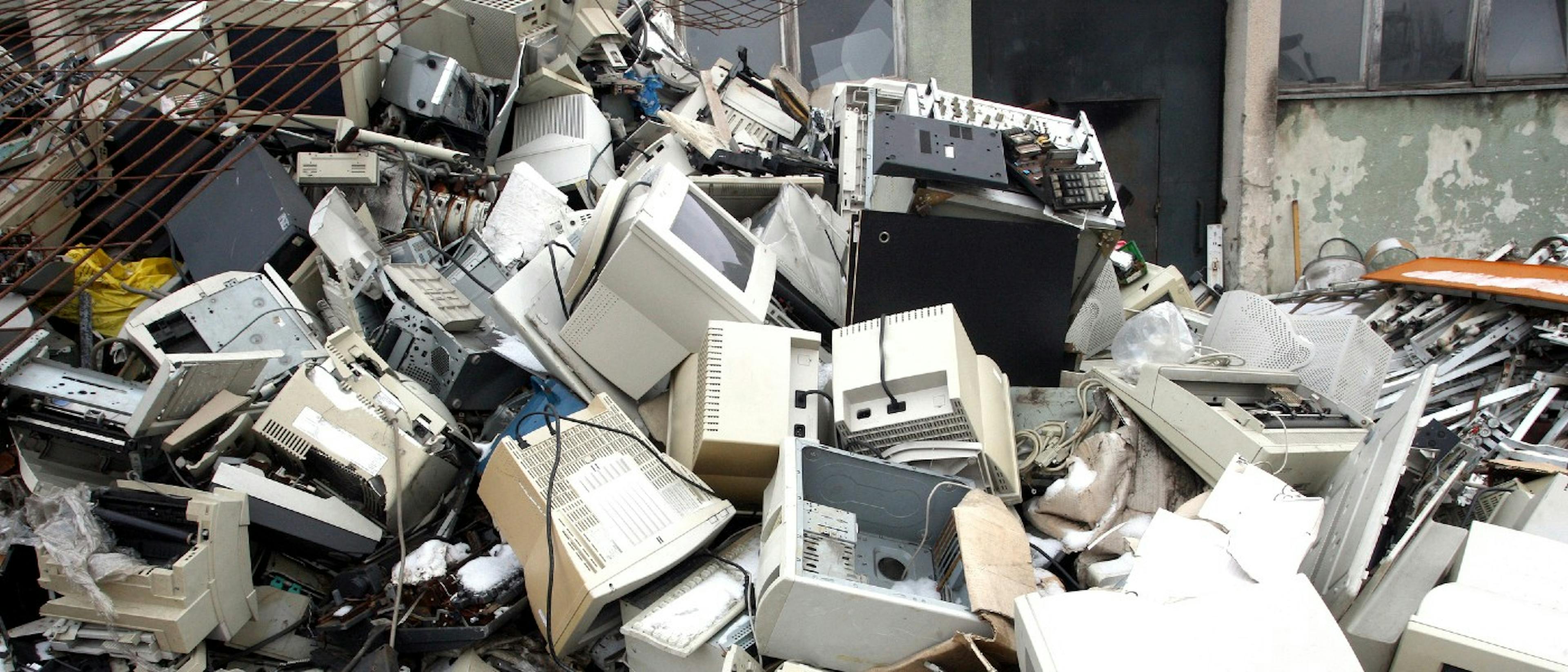 featured image - Hack rác thải điện tử là gì?