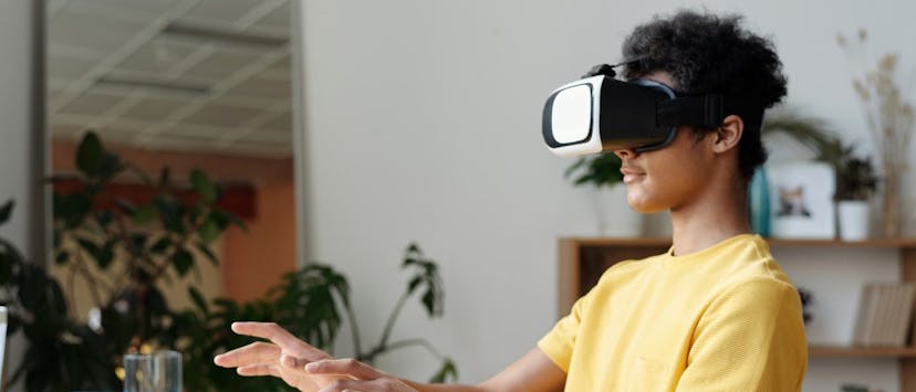 /is-virtual-real-estate-in-the-metaverse-a-good-investment feature image