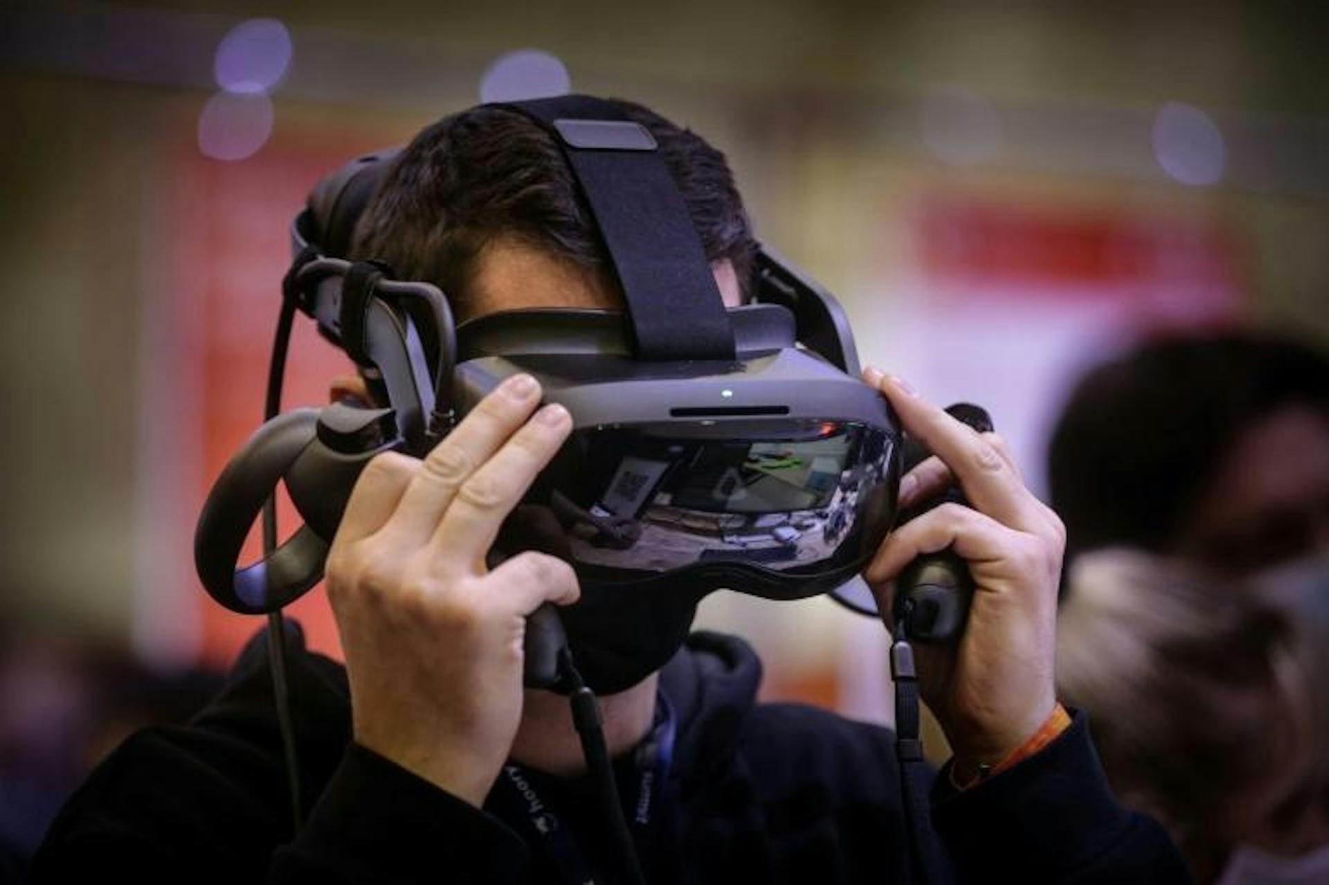 Enthusiasts say the metaverse would eventually allow online experiences, like meeting a friend, to feel face-to-face thanks to virtual reality headsets  Photo: AFP / CARLOS COSTA