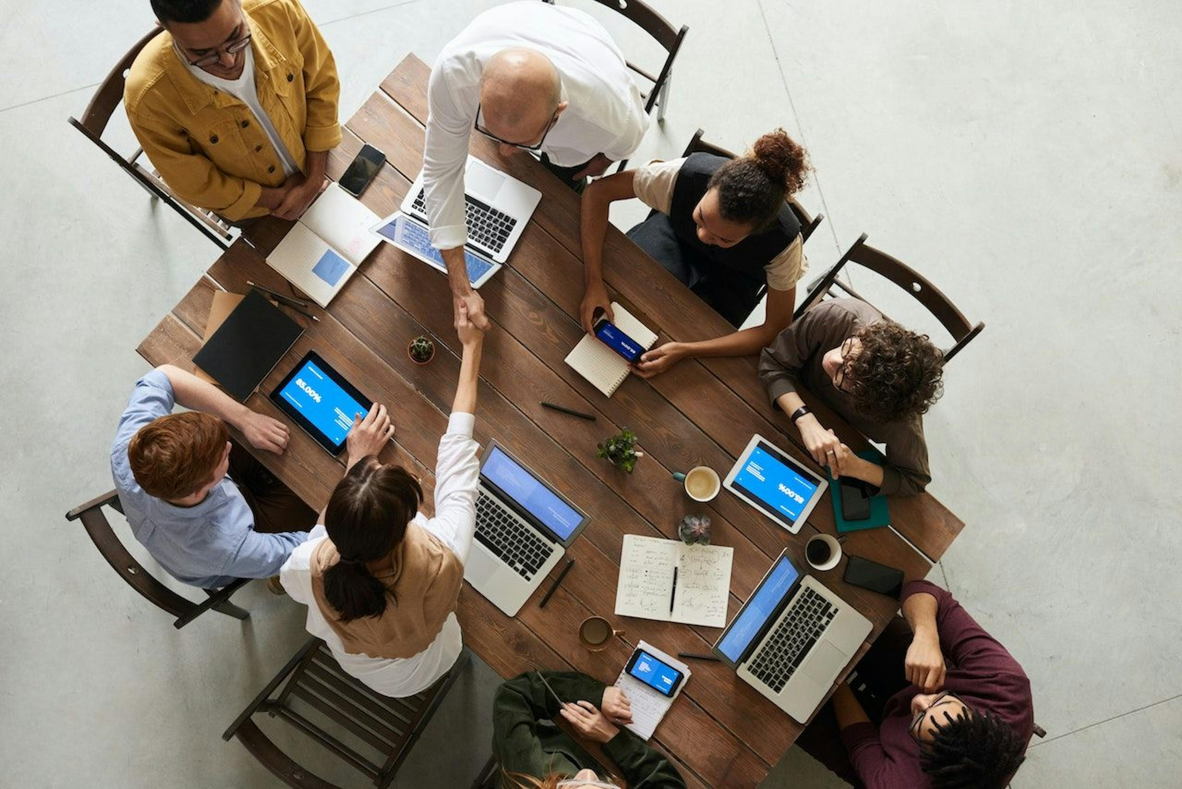 featured image - Como utilizar exercícios de mesa em segurança cibernética e muito mais