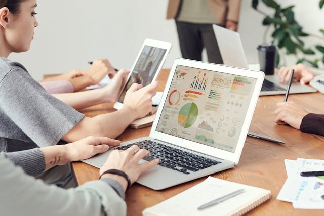 /6-tips-for-working-with-analysts-and-data-engineers-ed33347k feature image