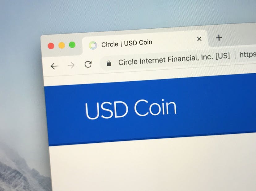 /a-beginners-guide-to-stablecoins-usdcoin-and-usdc-20-011u37o5 feature image
