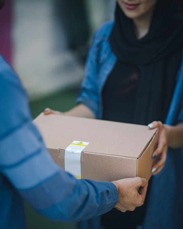 /why-the-success-of-dropshipping-is-highly-dependent-on-delivery-time feature image