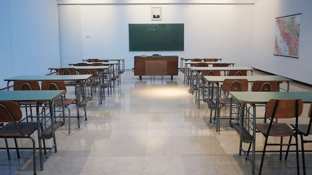 /online-schooling-vs-traditional-schooling-choose-wisely feature image