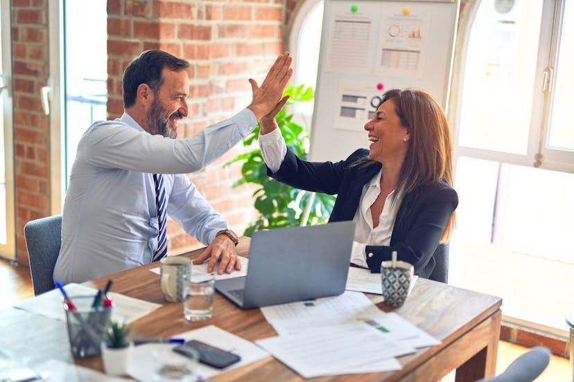/6-effective-ways-for-a-manager-to-communicate-with-remote-staff feature image