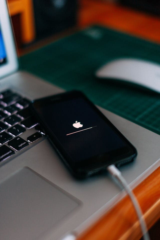 /a-guide-to-hiring-ios-and-android-developers feature image