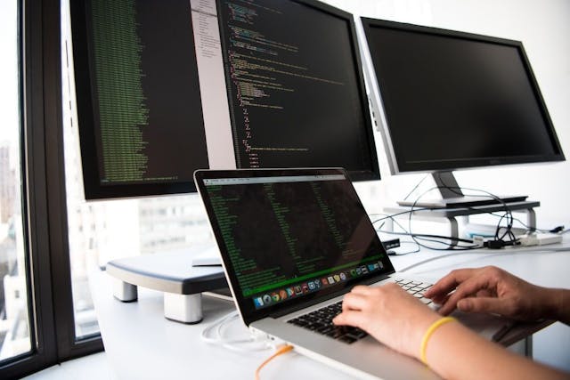/where-to-hire-global-full-stack-engineers-in-2022 feature image