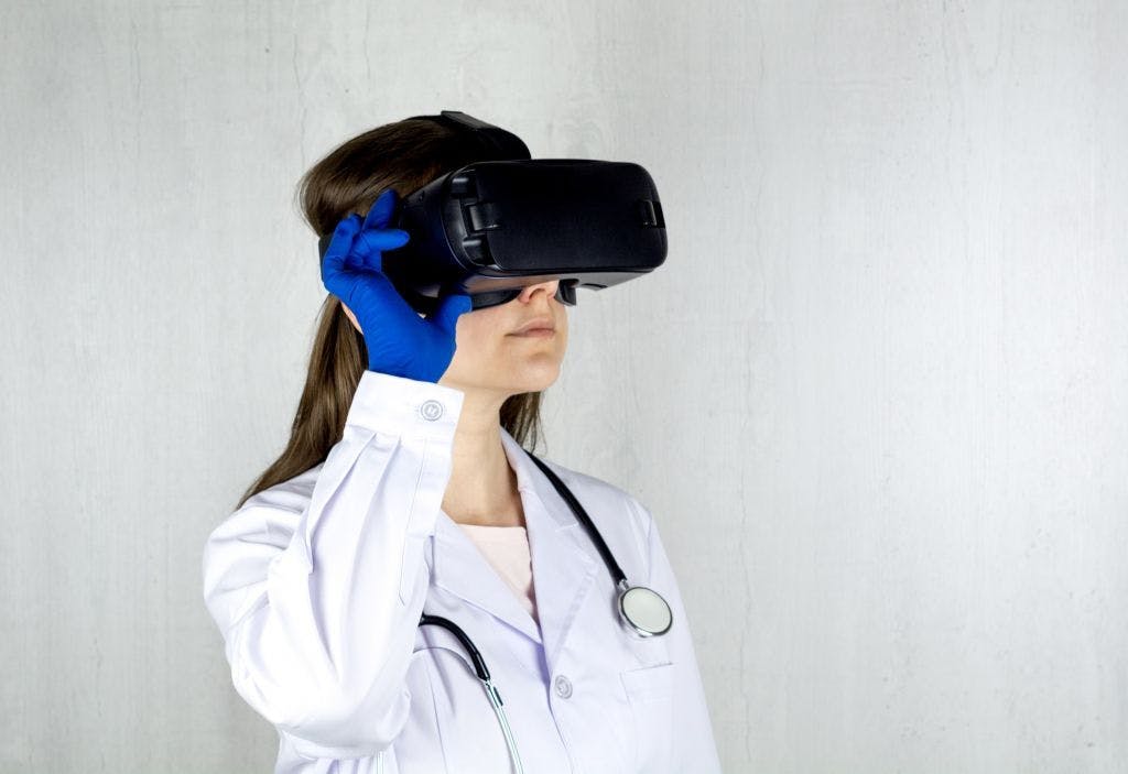 Как медицинские работники используют виртуальную реальность для обезболивания