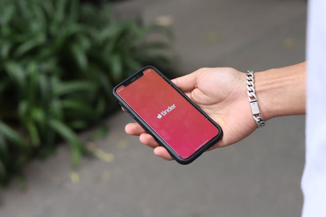 /what-are-dating-apps-doing-to-protect-their-users feature image