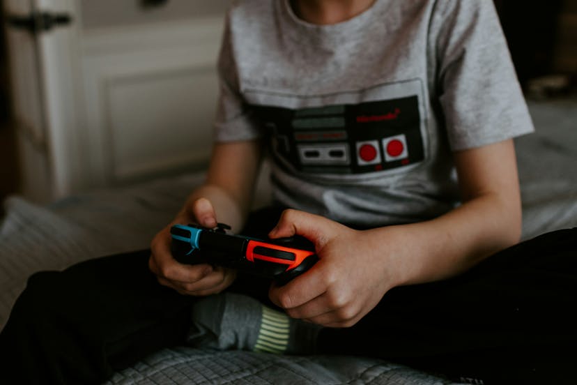 /how-to-protect-your-kids-online-when-theyre-playing-video-games feature image
