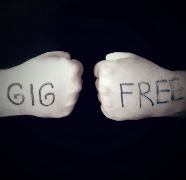 /freelancing-vs-the-gig-economy feature image