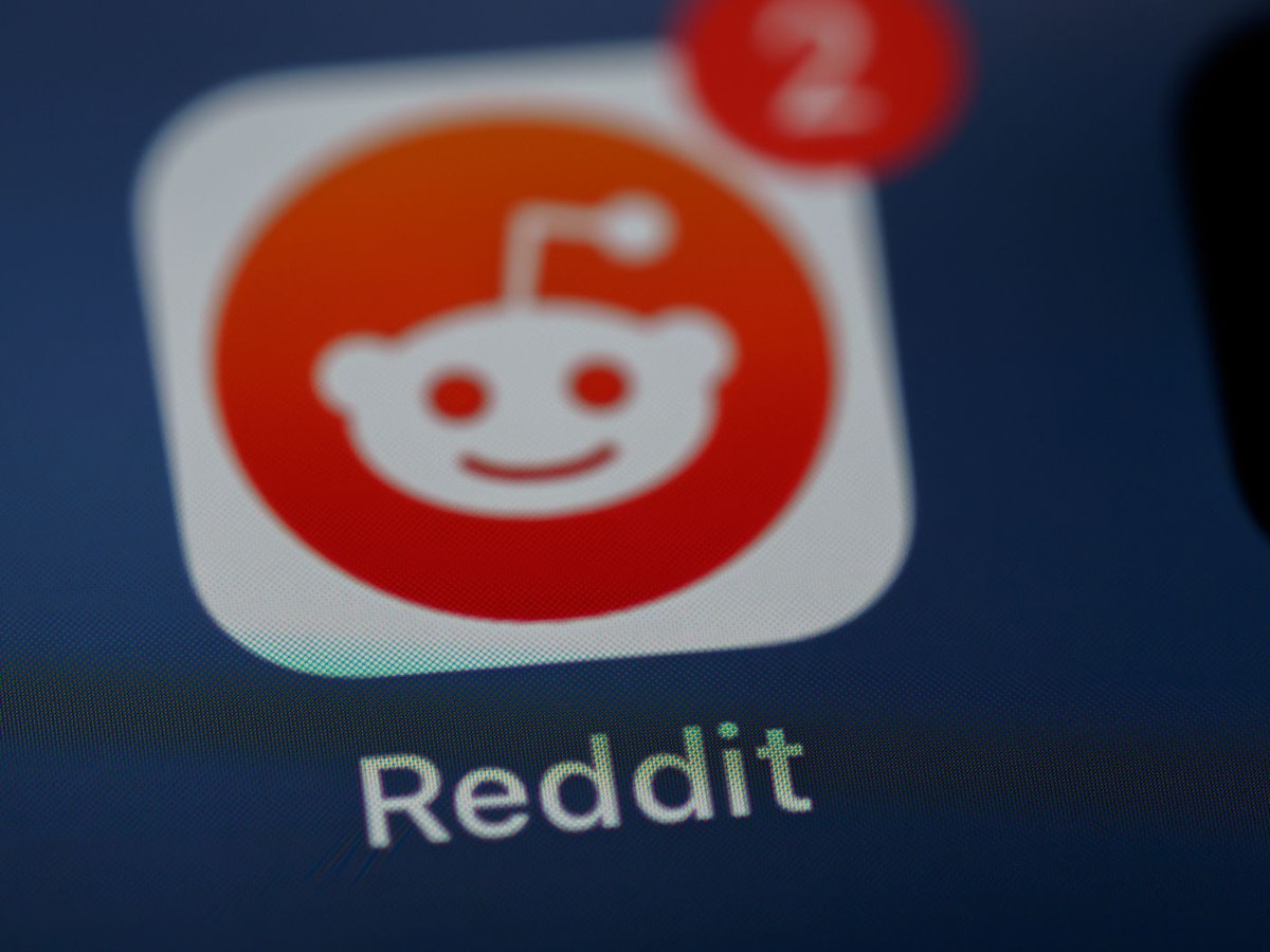featured image - How to Delete Your Reddit Account